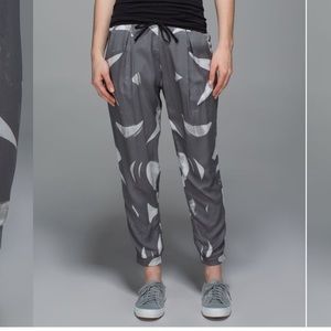LAST CHANCE Lululemon City jogger white/slate